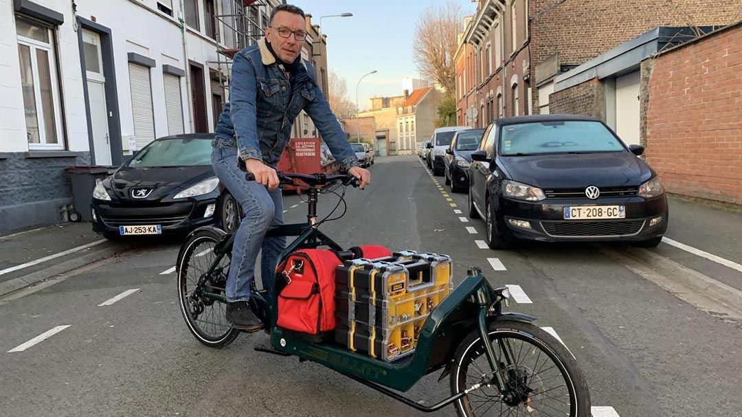 Olivier the city plumber sur son vélo de plombier ecolo